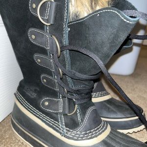 Sorel winter boots (1 shoe lace missing)